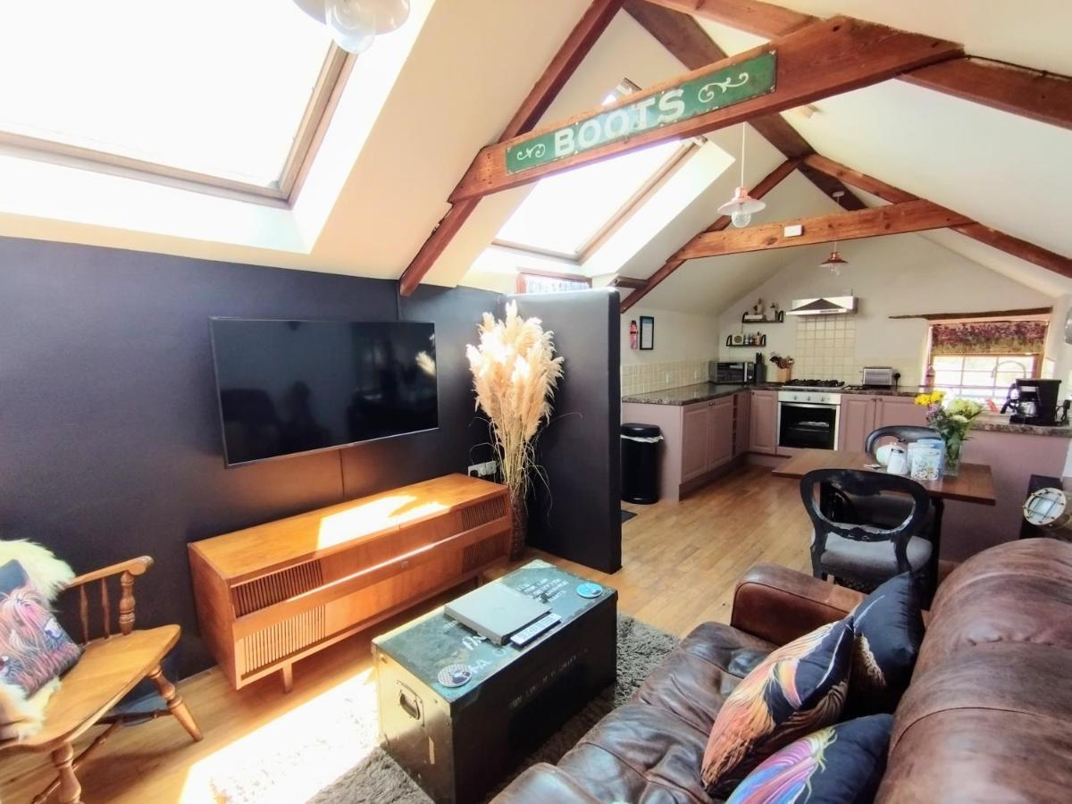 Cosy Barn On Rural Smallholding With Alpacas, Goats & Pigs Stithians Eksteriør bilde
